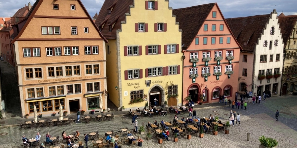 Im nächsten Jahr wird es für die Außenbestuhlung schwierig. Denn dieser Bereich wird abschnittsweise saniert. . (Foto: Clarissa Kleinschrot)