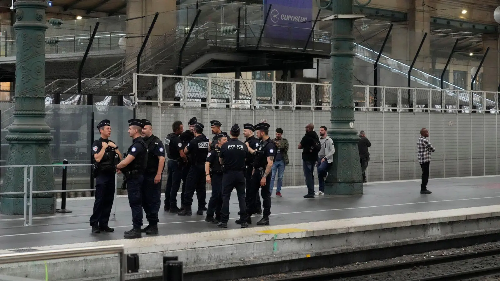 Nach den Brandanschlägen auf die französische Bahn patroullieren Polizisten auf einem Bahnhof in Paris. (Foto: Mark Baker/AP)