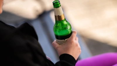 Ausschweifendes Alkohol trinken nimmt laut einer Studie bei jungen Leuten wieder zu. (Archivbild) (Foto: Silas Stein/dpa)