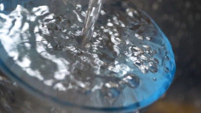 Leitungswasser fließt in ein Glas, das in einem Spülbecken steht. (Foto: Karl-Josef Hildenbrand/dpa)