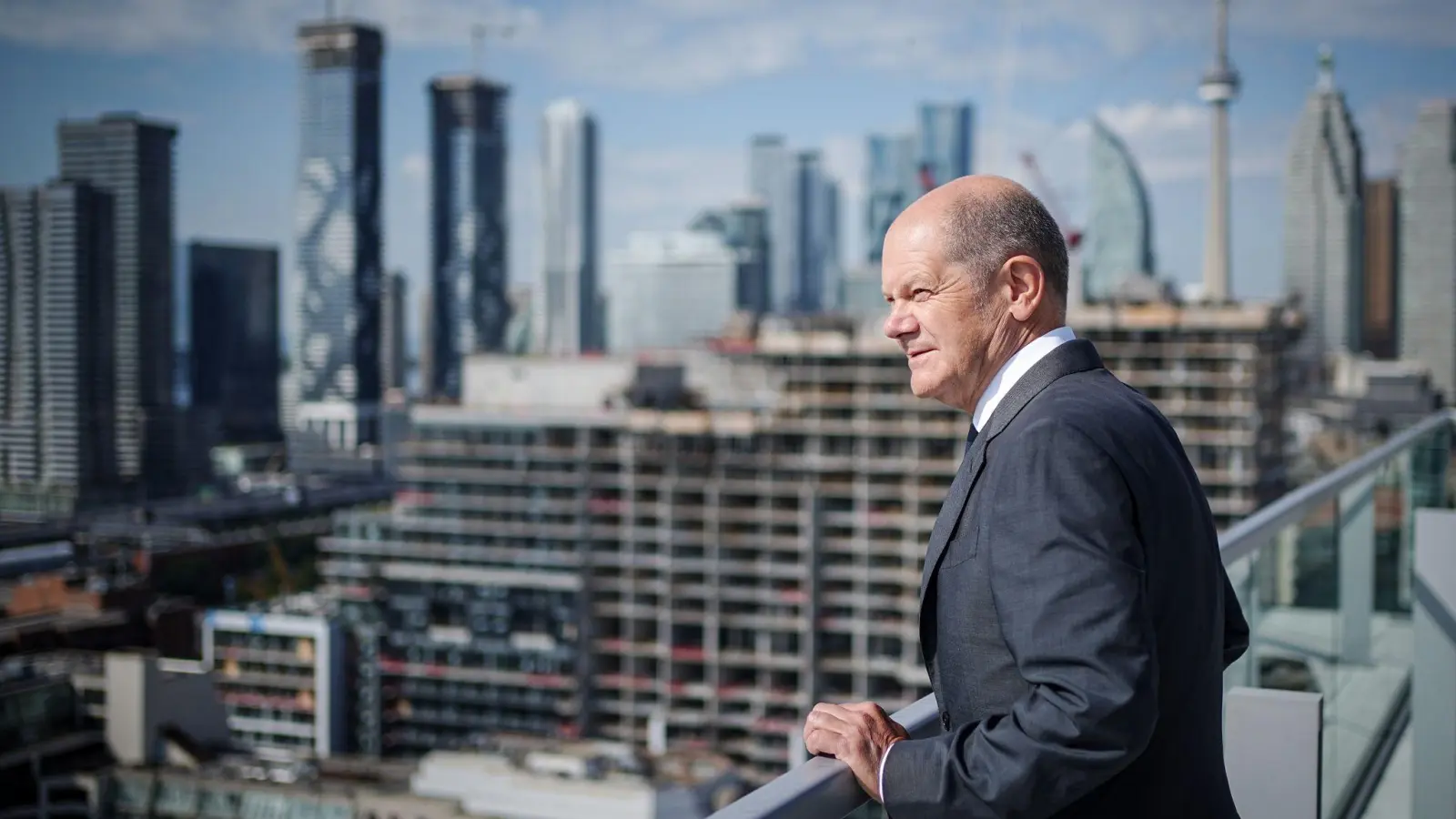 Bundeskanzler Scholz blickt am Rande des deutsch-kanadischen Wirtschaftsforums auf Toronto. (Foto: Kay Nietfeld/dpa)