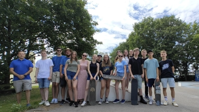 Die Wettbewerbsfähigkeit des neugestalteten Skaterplatzes ist jetzt nachgewiesen. Das Bild zeigt die Mitglieder des Jugendgremiums mit dem zweiten Bürgermeister Oliver Frank (links) bei der Einweihung. (Foto: Philipp Herud)