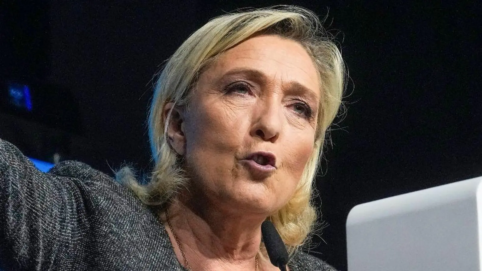 Ist sich mit der italienischen Ministerpräsidentin Giorgia Meloni in in den wesentlichen Fragen einig: Marine Le Pen. (Foto: Michel Euler/AP/dpa)