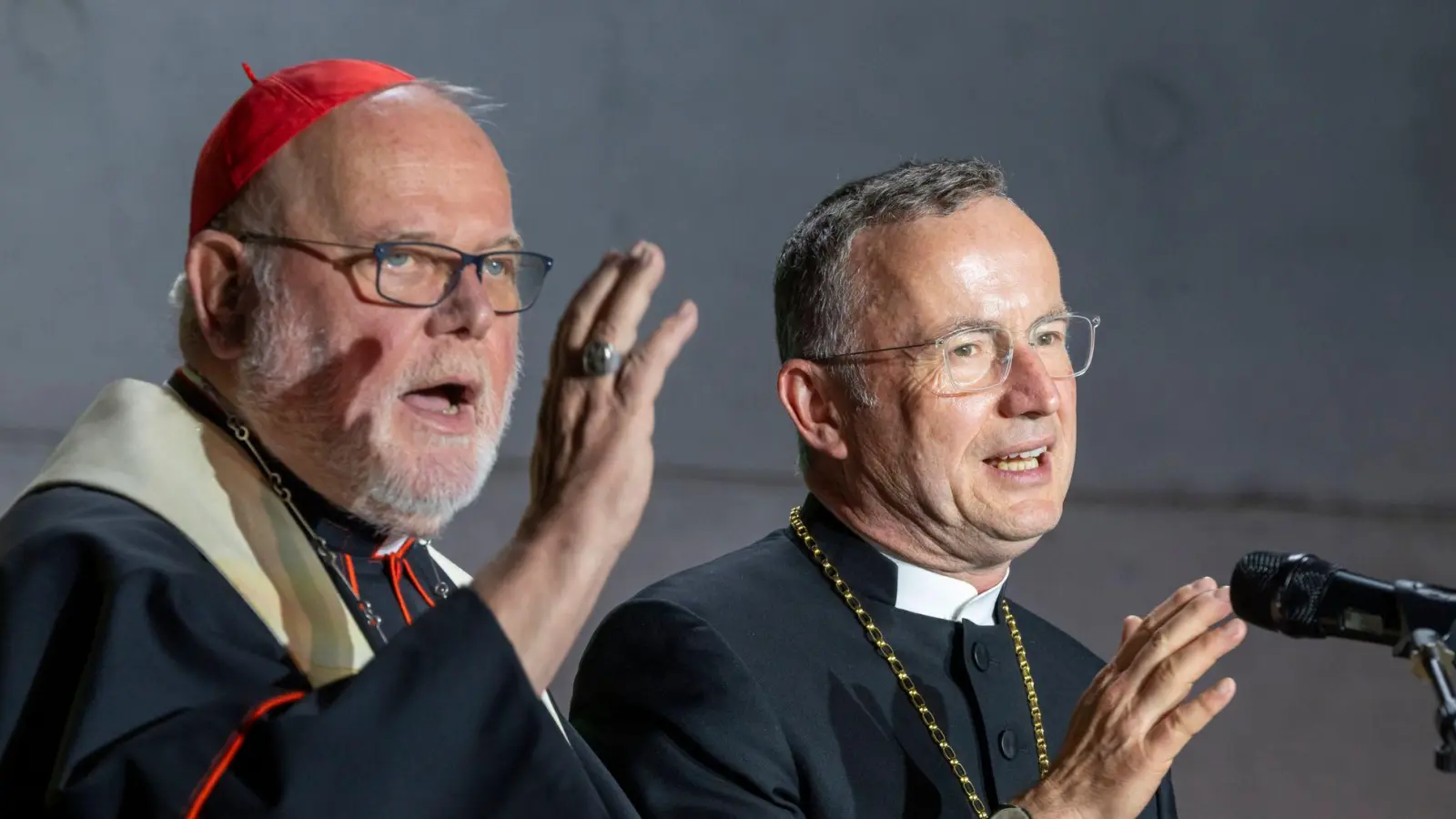 Kardinal Marx und Landesbischof Kopp erheben gemeinsam ihre Stimme: „Politisches Asyl ist und bleibt ein allgemeines Menschenrecht mit tiefen christlichen Wurzeln“. (Archivbild) (Foto: Peter Kneffel/dpa)