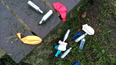 Lachgas-Kartuschen und Luftballons in einem Park in London. Die britische Regierung will den Konsum von Lachgas eindämmen. (Foto: Teresa Dapp/dpa)