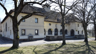 Die besten Jahre hat die Stadthalle in Windsbach hinter sich. Ein Wettbewerb soll helfen, dem Bauwerk neues Leben einzuhauchen. (Foto: Florian Schwab)