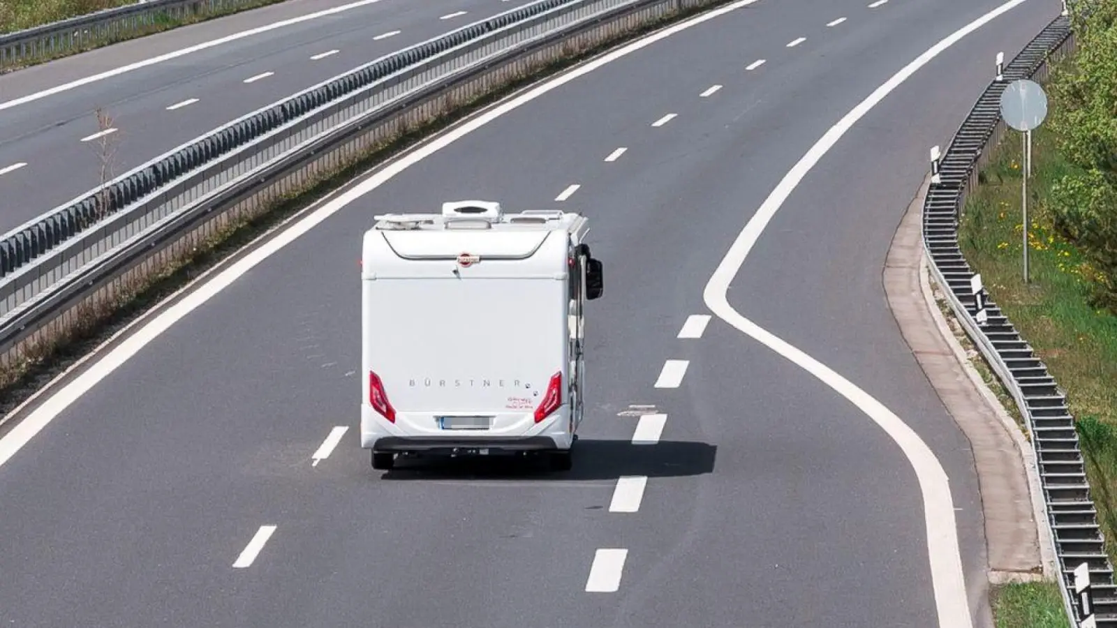 Wohnmobil auf der Autobahn: Auf Höhe der A7-Raststätte Ohrenbach war ein solches Fahrzeug in einen heftigen Crash verwickelt und verlor zahlreiche Gepäckteile. (Symbolbild: Daniel Vogl/dpa)