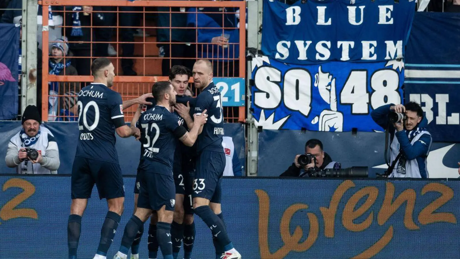 Die Bochumer Spieler feiern den 2:0-Erfolg gegen Heidenheim. (Foto: Fabian Strauch/dpa)