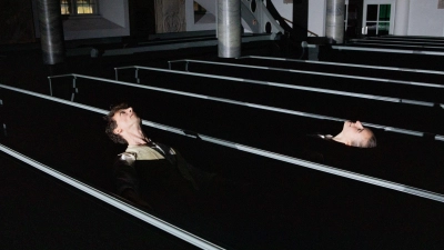 Bei der Performance „Läuten“ nutzen Lukas Aue (links) und Bethany Edwards den ganzen Raum der Gumbertuskirche, turnen unter anderem zwischen den Kirchenbänken herum. (Foto: Evi Lemberger)