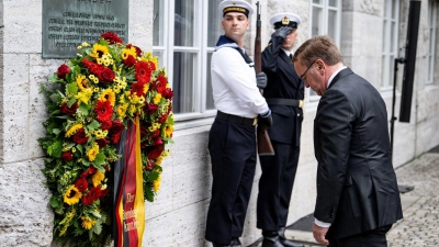 Boris Pistorius (SPD), Bundesminister der Verteidigung, steht am Nationalen Gedenktag an den Widerstand im Ehrenhof des Bendlerblocks vor dem Gedenkkranz. (Archivfoto) (Foto: Fabian Sommer/dpa)