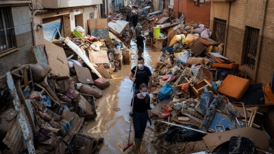 Das Aufräumen nach den Überschwemmungen dürfte noch lange andauern. (Foto: Emilio Morenatti/AP/dpa)