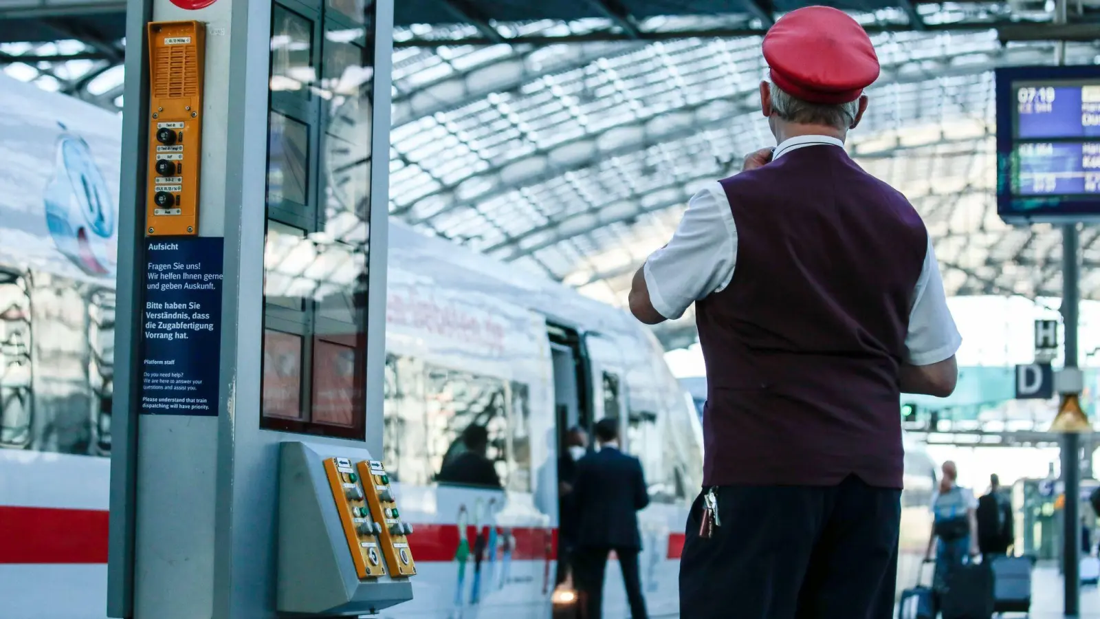 Ein Zugbegleiter gibt ein Abfahrtszeichen für einen ICE auf dem Bahnsteig im Berliner Hauptbahnhof. (Foto: Carsten Koall/dpa)