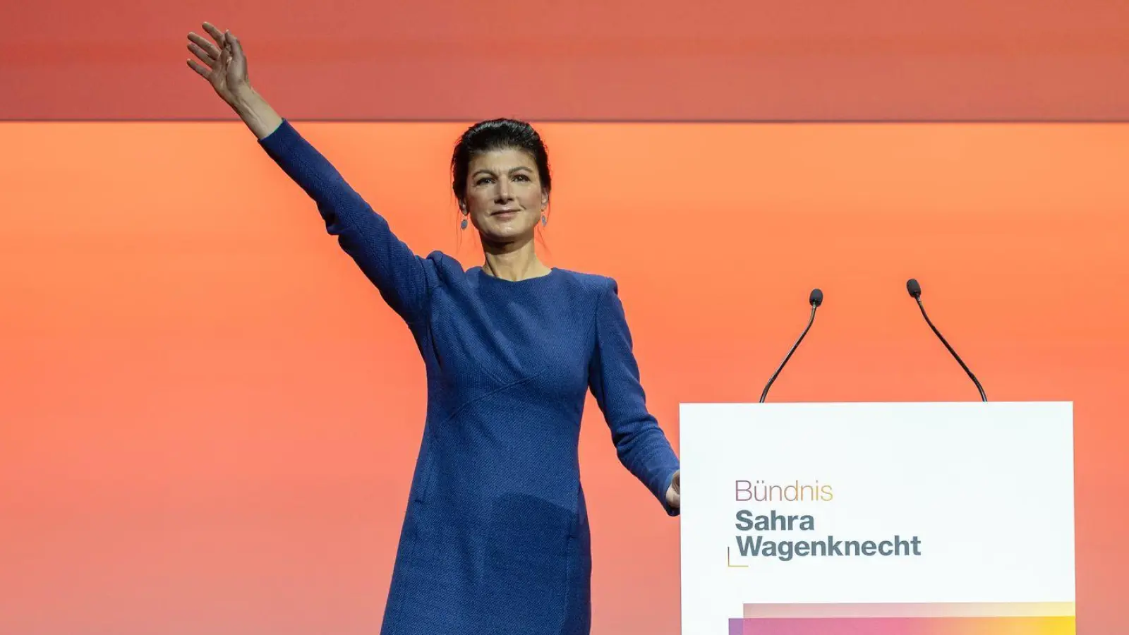 Sahra Wagenknecht stimmt ihre Partei auf den Wahlkampf ein und wird bejubelt. (Foto: Hannes P. Albert/dpa)