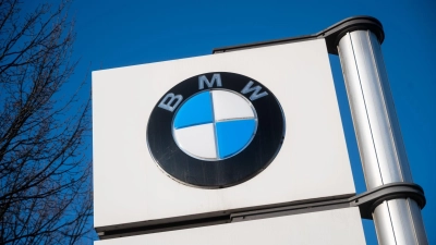 Vor einem Werk steht das Logo von BMW. (Foto: Christophe Gateau/dpa/Symbolbild)