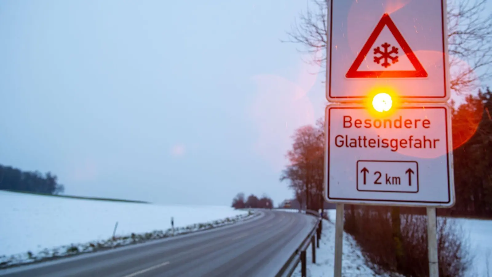 Am Mittwochmorgen droht Glatteis in der Region. (Symbolbild: Stefan Puchner/dpa)