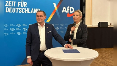 Im AfD-Spitzenduo tritt Co-Chef Tino Chrupalla (l.) einen Schritt zurück für Alice Weidel, die von der Partei als Kanzlerkandidatin im Bundestagswahlkampf ins Rampenlicht gerückt wird.  (Foto: Jörg Ratzsch/dpa)