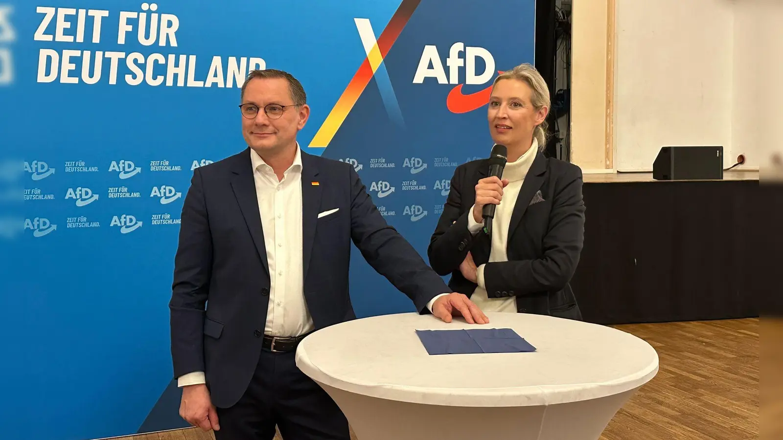 Im AfD-Spitzenduo tritt Co-Chef Tino Chrupalla (l.) einen Schritt zurück für Alice Weidel, die von der Partei als Kanzlerkandidatin im Bundestagswahlkampf ins Rampenlicht gerückt wird.  (Foto: Jörg Ratzsch/dpa)