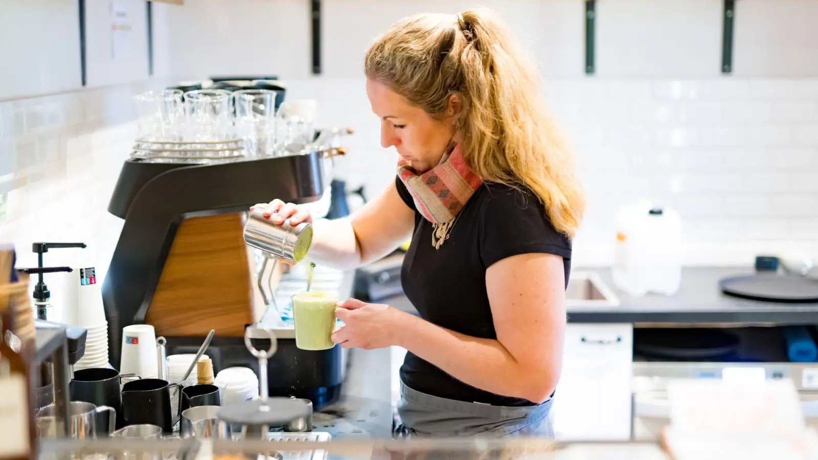 Ein Traum, den viele verfolgen: Julia Strasser betreibt in München ein eigenes Café - das „Barista Sistar“. (Foto: Tobias Hase/dpa-tmn)