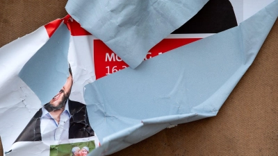 Ein zerstörtes Wahlplakat der SPD steht an einem Straßenrand. (Archivbild) (Foto: Sven Hoppe/dpa)