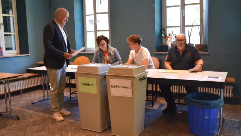 Im Neustädter Jugendtreff Lazarett versorgten der Wahllokalleiter Bernd Krampe (links) und sein Team die Wählerinnen und Wähler mit den Stimmzetteln. (Foto: Andreas Reum)