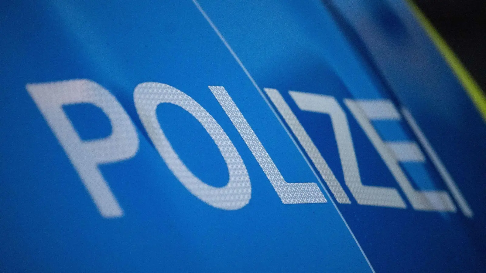 Die Polizei ermittelt wegen eines verbotenen Kraftfahrzeugrennens. (Symbolbild) (Foto: Marijan Murat/dpa)