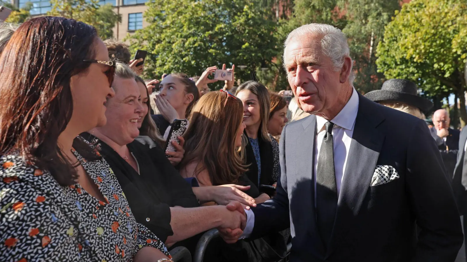 Der britische König Charles III. wird mit seinen beiden Söhnen den Sarg der Queen geleiten. (Foto: Liam Mcburney/PA Wire/dpa)