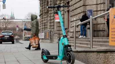 Die türkisfarbenen E-Scooter der Marke Tier erhalten bald einen neuen Anstrich (Archivbild).  (Foto: Daniel Löb/dpa)