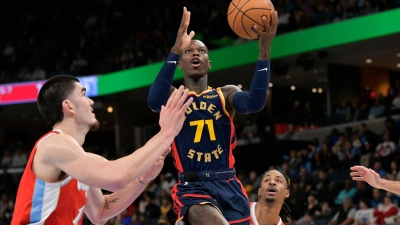 Dennis Schröder musste in seinem ersten Spiel für die Warriors eine deftige Pleite hinnehmen. (Foto: Brandon Dill/AP/dpa)