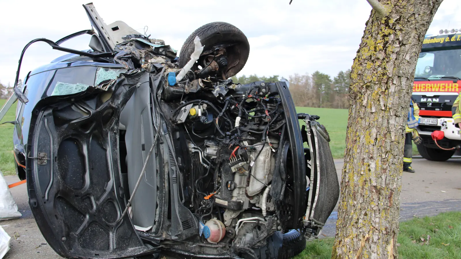 Der Kleinwagen eines 57-Jährige zerschellte an einem Baum an der Leuzenbronner Straße.  (Foto: Pauline Held)