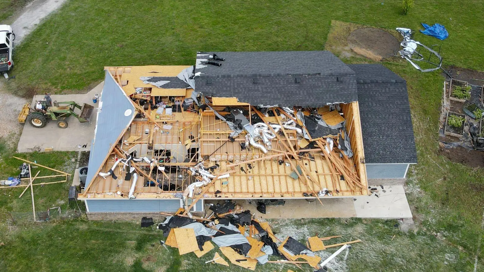 Schäden an einem Haus in Oklahoma nach einem Sturm in der Nacht zuvor. (Foto: Mike Simons/Tulsa World via AP/dpa)