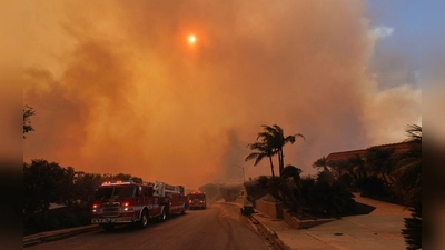 Heftige Winde treiben das Feuer in Südkalifornien schnell voran.  (Foto: Ethan Swope/AP/dpa)