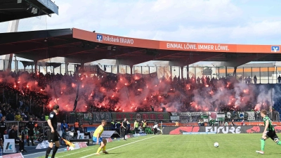 Braunschweig gegen Hannover: Beim nächsten Niedersachsen-Derby sind nur Prozent der Gästefans erlaubt. (Foto: Swen Pförtner/dpa)