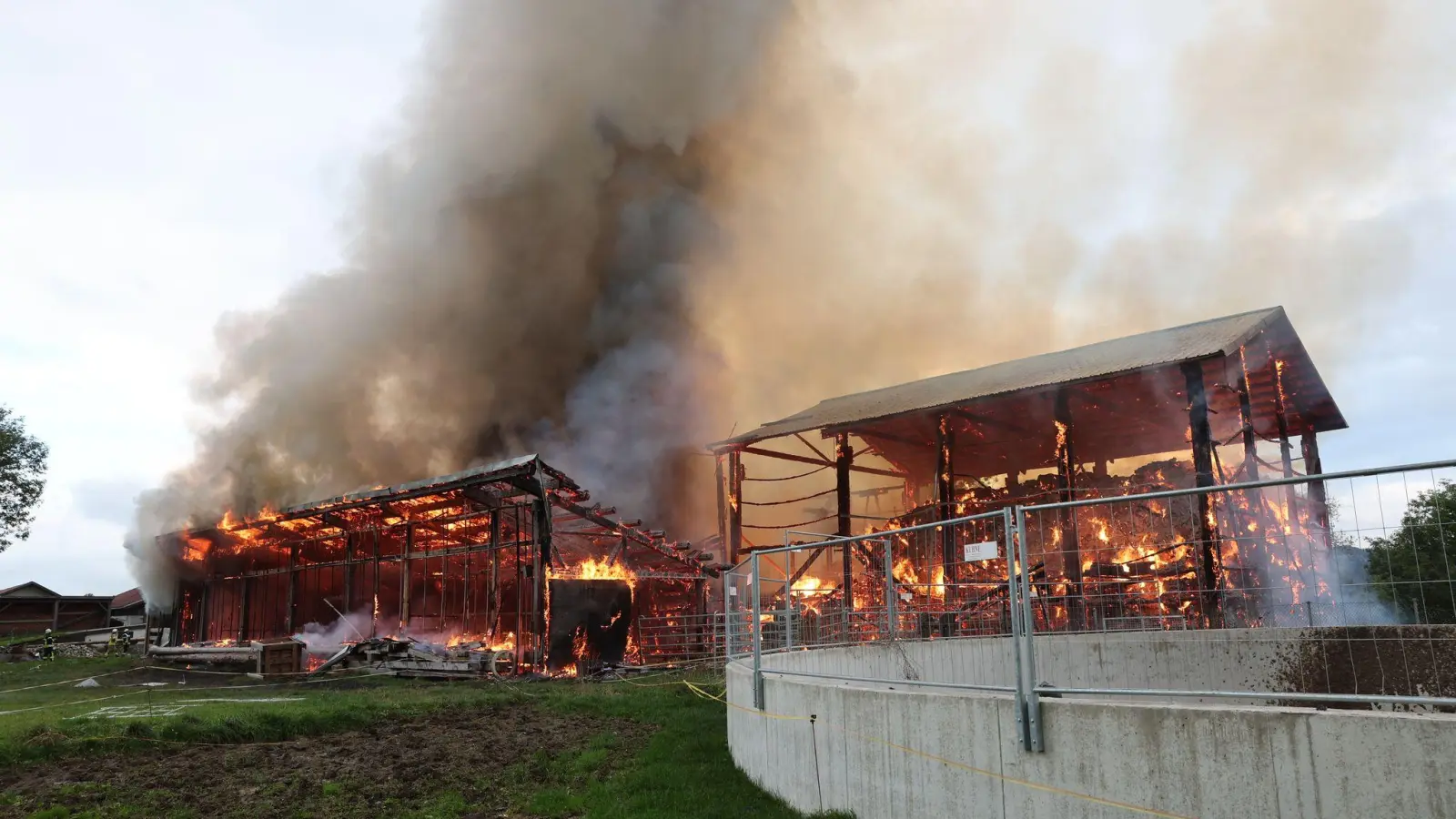 Bei dem Brand ist Schätzungen zufolge ein Millionenschaden entstanden. (Foto: Pöppel/vifogra/dpa)