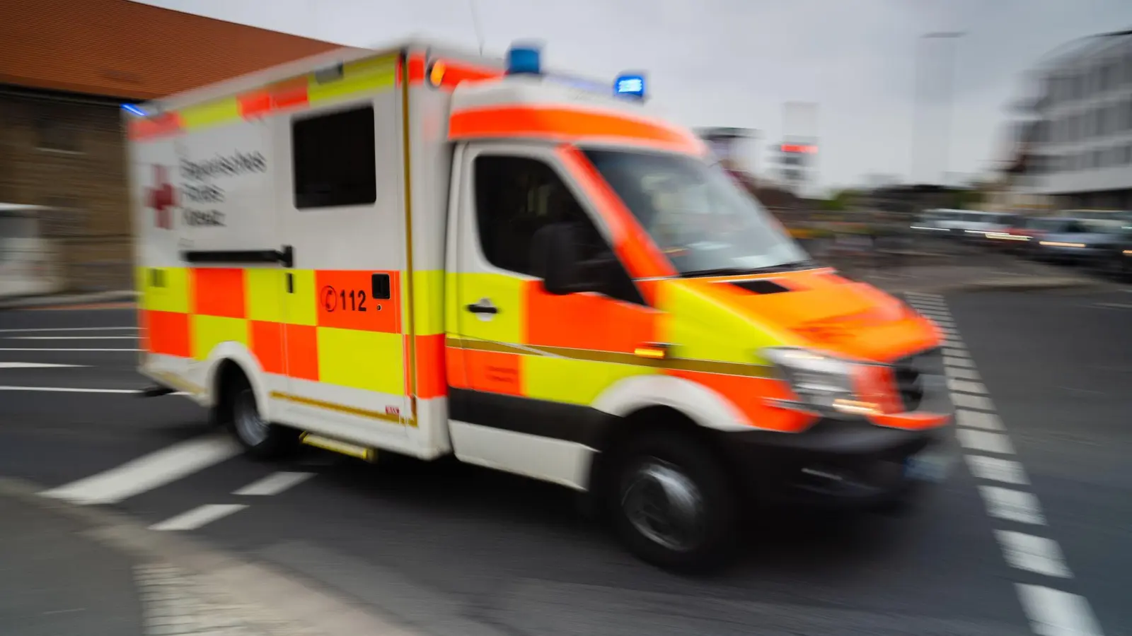 Nach einem Zusammenstoß mit einem Auto wurde ein 77-jähriger Radfahrer in die Klinik gebracht, wo er kurz darauf an seinen Verletzungen starb. (Symbolbild) (Foto: Nicolas Armer/dpa)