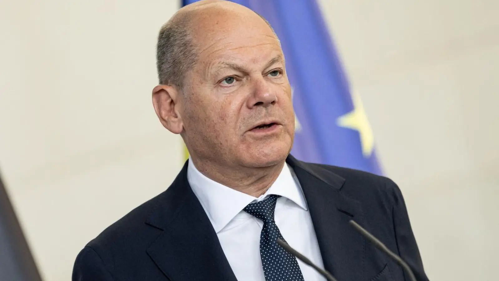 Bundeskanzler Olaf Scholz (SPD) spricht auf einer Pressekonferenz. (Foto: Fabian Sommer/dpa)