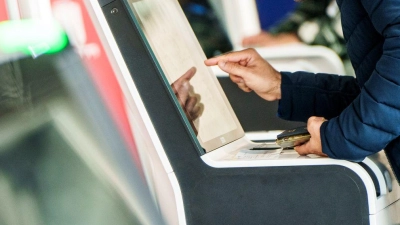 Airlines setzen auf Digitalisierung: Automaten ersetzen zunehmend klassische Check-in-Schalter am Flughafen. (Foto: Andreas Arnold/dpa/dpa-tmn)