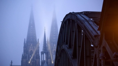 Domspitzen im dichten Nebel. (Foto: Henning Kaiser/dpa)