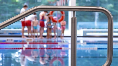 Die Staatsanwaltschaft Aschaffenburg macht einen Bademeister für den Tod eines Schwimmschülers in Haibach verantwortlich. (Symbolbild) (Foto: Sven Hoppe/dpa)