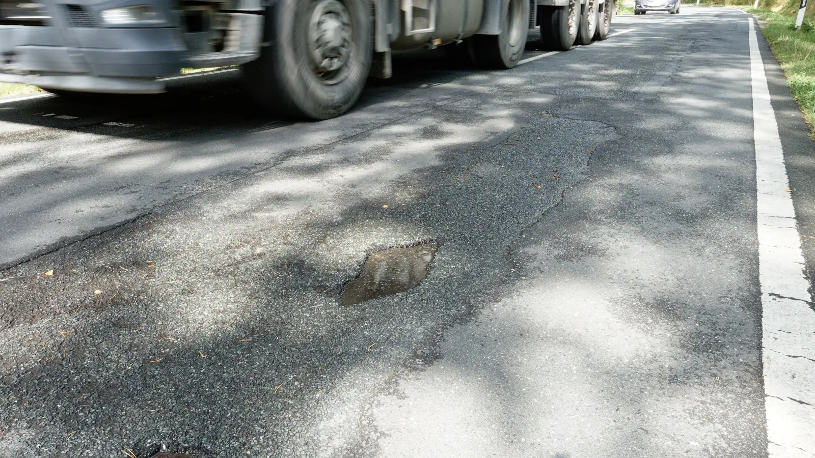 Die Staatsstraße durch den Wald zwischen Seitenbuch und der Kreuzung bei Kornhöfstadt wird saniert. Für den ramponierten Flickenteppich sind somit die Tage gezählt. (Foto: Nicolas Sportelli)