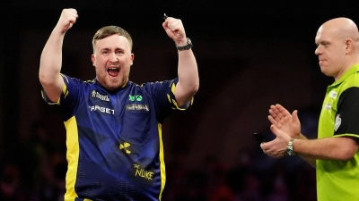 Der 17 Jahre alte Engländer Luke Littler, links, ist der jüngste Weltmeister der Darts-Geschichte. Hier gewinnt er gerade das Finale der Paddy Power World Darts Championship gegen Michael van Gerwen 7:3. (Foto: Zac Goodwin/PA Wire/dpa)