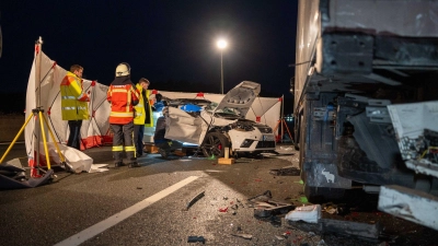 Bei dem Auffahrunfall starb eine Beifahrerin. Mehrere Insassen erlitten schwere Verletzungen. (Foto: Lars Haubner/NEWS5/dpa)