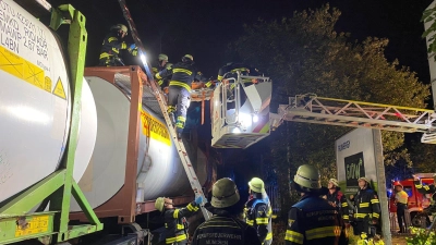 Erst nachdem der Strom abgestellt war, konnte die Feuerwehr mit der Rettung beginnen. (Foto: --/Bundespolizeidirektion München/dpa)