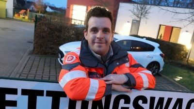 Christian Manshen beginnt seine 12-Stunden-Schicht in der Rettungswache. (Foto: Bernd Wüstneck/dpa)