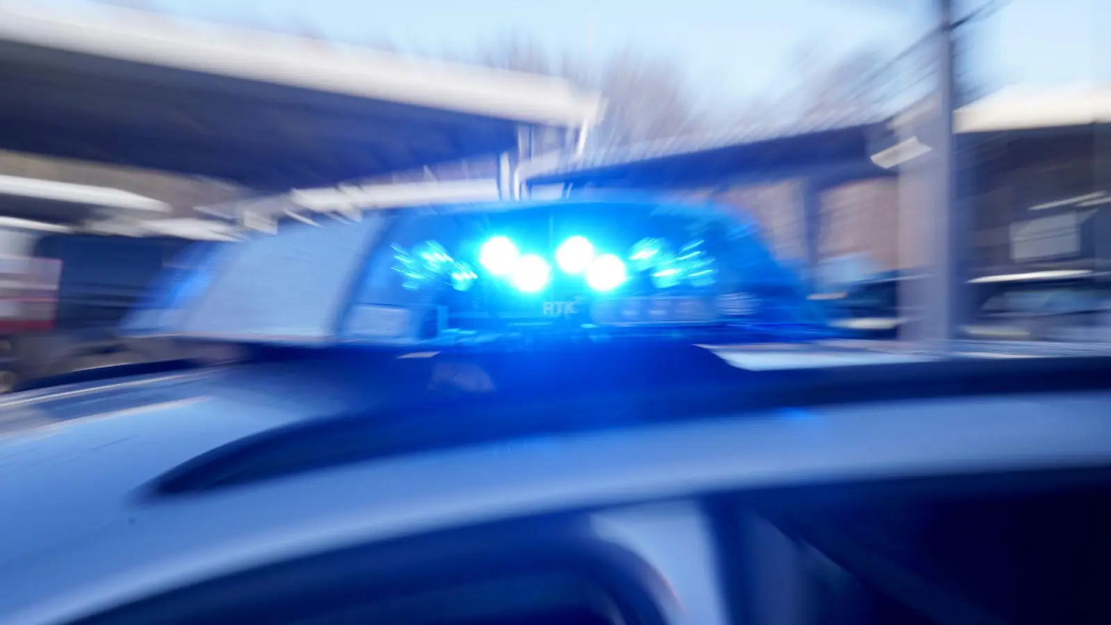 Eine junge Motorradfahrerin ist auf der Gegenspur von einem Auto erfasst worden und gestorben. (Symbolbild) (Foto: Marcus Brandt/dpa)