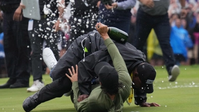 Golfprofi Adam Hadwin (u) wurde von einem Sicherheitsbeamten zu Boden gebracht. (Foto: Nathan Denette/Canadian Press via ZUMA Press/dpa)