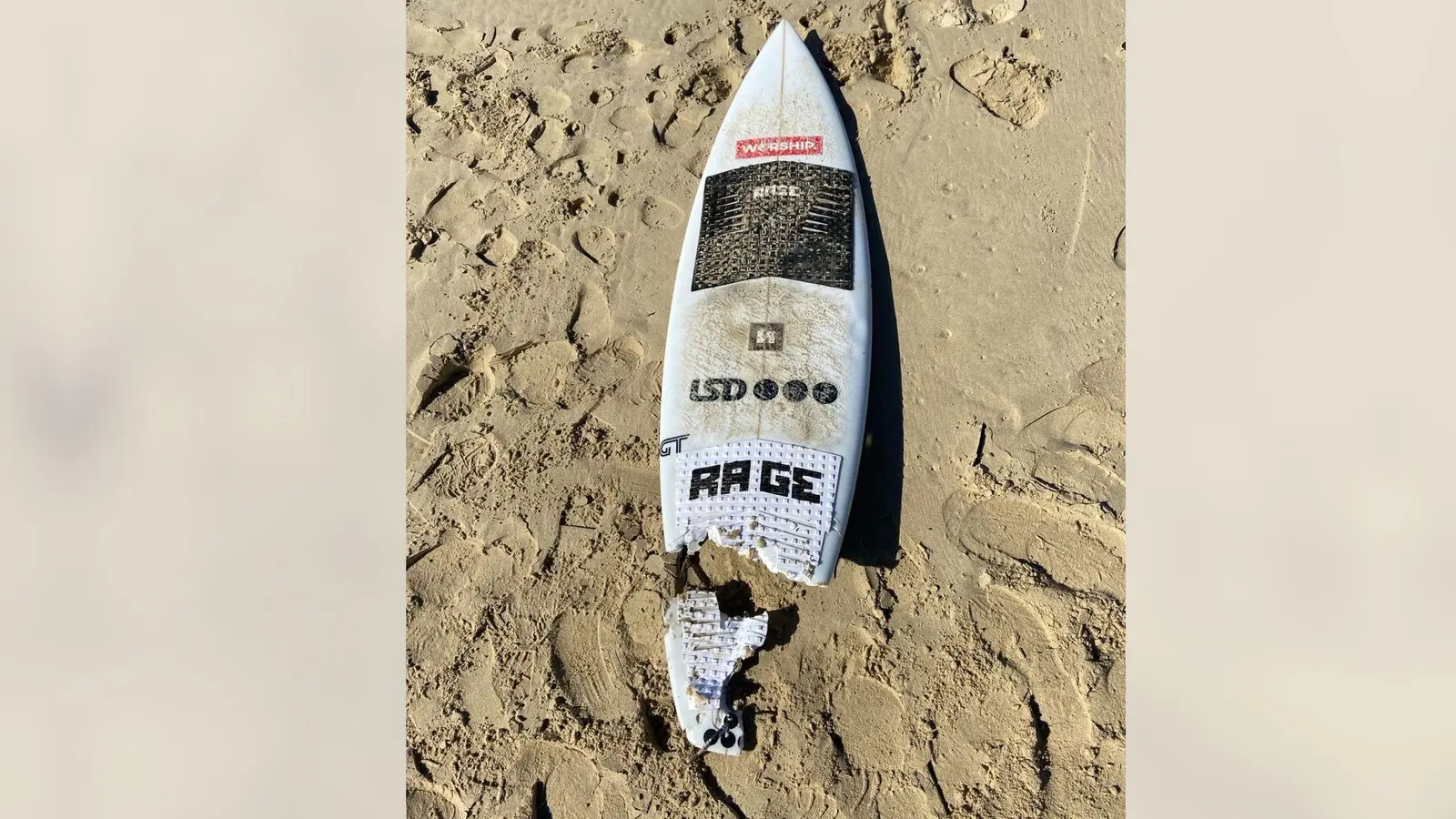 So sah das Surfbrett nach der Haiattacke aus. (Foto: Supplied By Nsw Police/NSW POLICE/AAP/dpa)