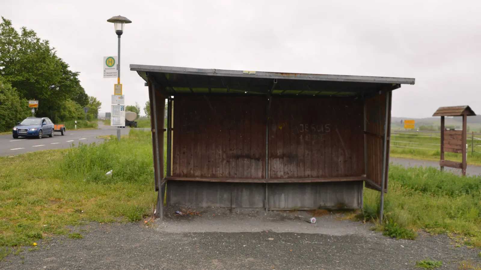 Weder barrierefrei, noch besonders einladend: Mit der aktuellen Bushaltestelle sind die Demantsfürther nicht so wirklich zufrieden. Ein kleiner Busbahnhof wurde nun von den Räten allerdings abgelehnt. (Foto: Johannes Zimmermann)