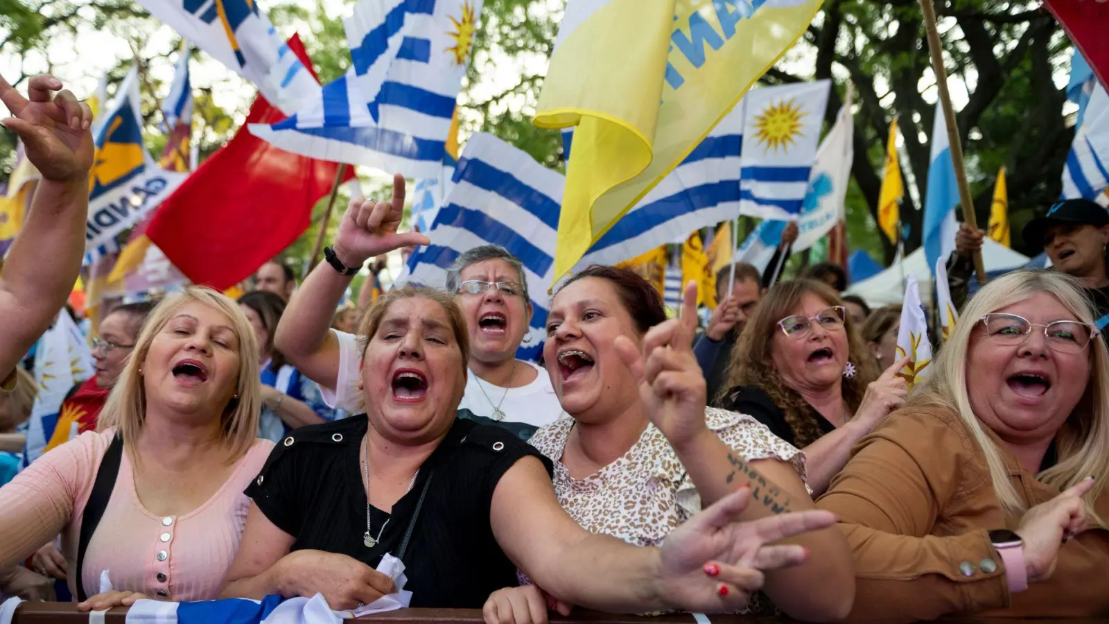 Bei der Stichwahl in Uruguay wird ein knappes Ergebnis erwartet. (Archivbild) (Foto: Santiago Mazzarovich/AP/dpa)