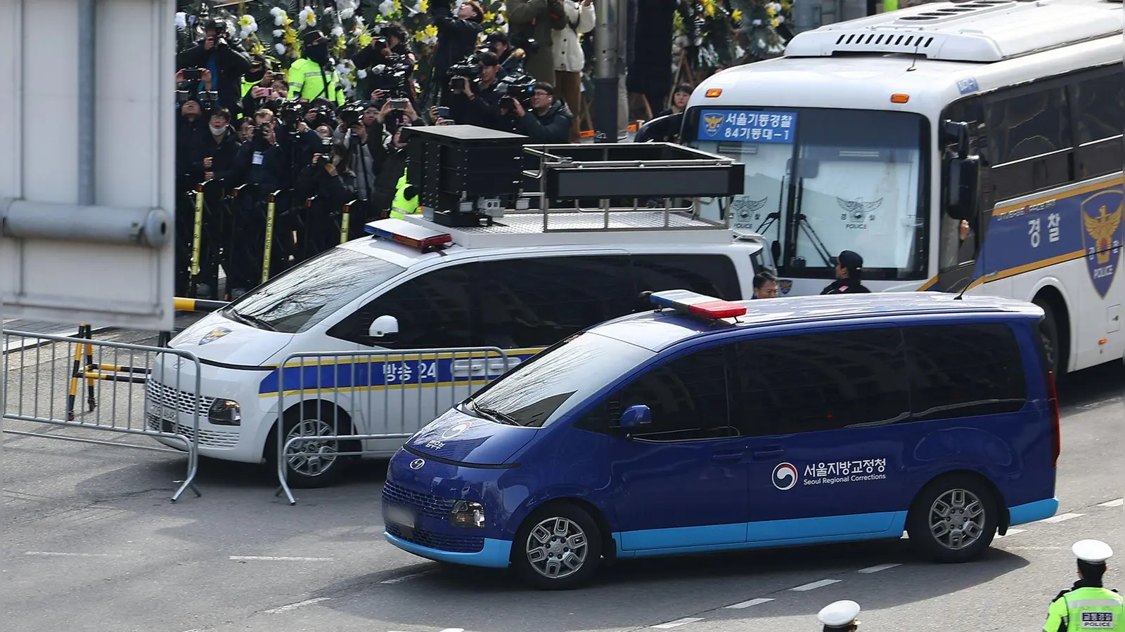 Yoon Suk Yeol wurde in einem blauen Van zur Anhörung in das Gericht gebracht.  (Foto: -/Yonhap/dpa)