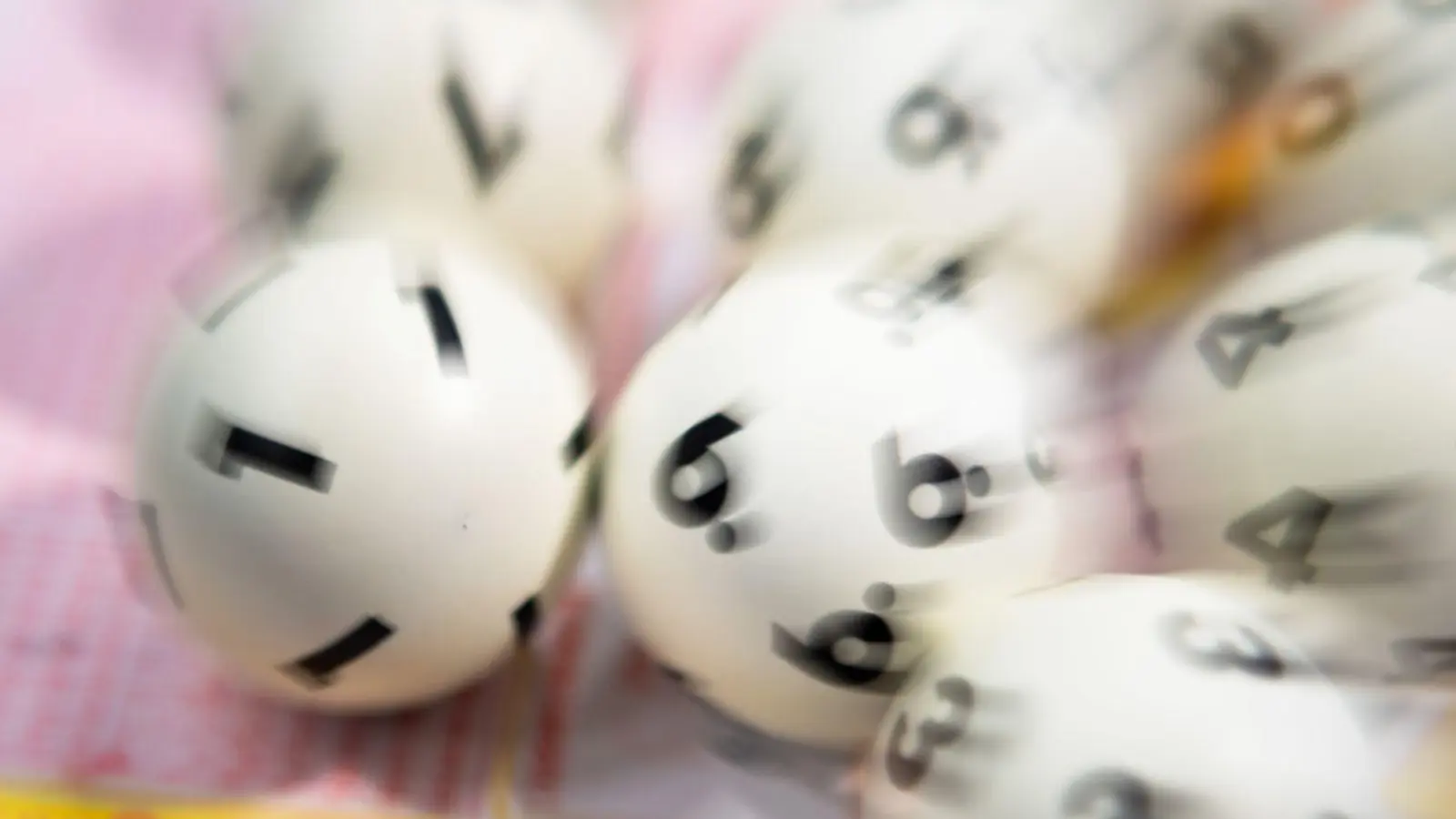 Lotto-Kugeln liegen auf einem Lottoschein. (Foto: Tom Weller/dpa)